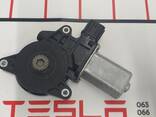 Мотор привода люка левый Tesla model S, model S REST 6008620-00-B - photo 3