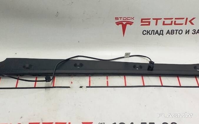 Накладка двери крышки багажника левая (под датчик прижатия) Tesla model X 1036579-00-D
