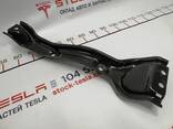 Направляющая сиденья второго ряда (крепление батареи) средняя Tesla model 3 1098704-00-D - фото 1