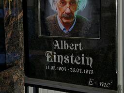 Портреты на памятниках: ручная и компьютерная гравировка