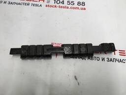 Проставка накладки порога переднего правого Tesla model 3 1086293-00-H