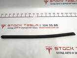 Уплотнитель стекла внутренний двери передней левой Tesla model S, model S REST 1038405-00- - фото 1